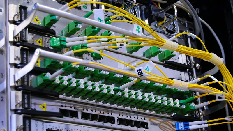 Glasfaser-Verteilerfeld mit grünen LC-Steckern und gelben Patchkabeln