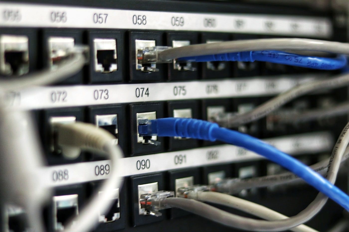 Patchfeld mit farblich sortierten Netzwerkkabeln