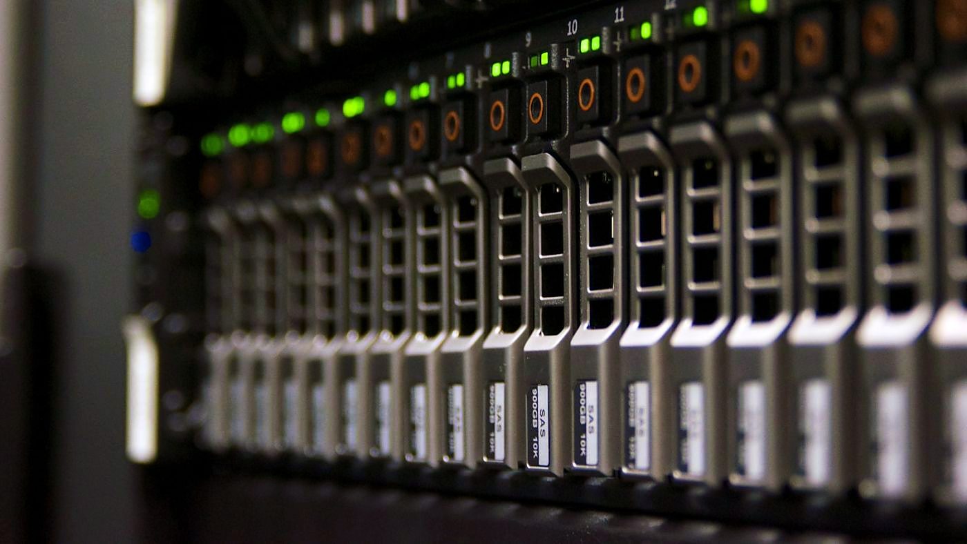 Serverschrank mit Statusleuchten in einem abgedunkelten Technikraum